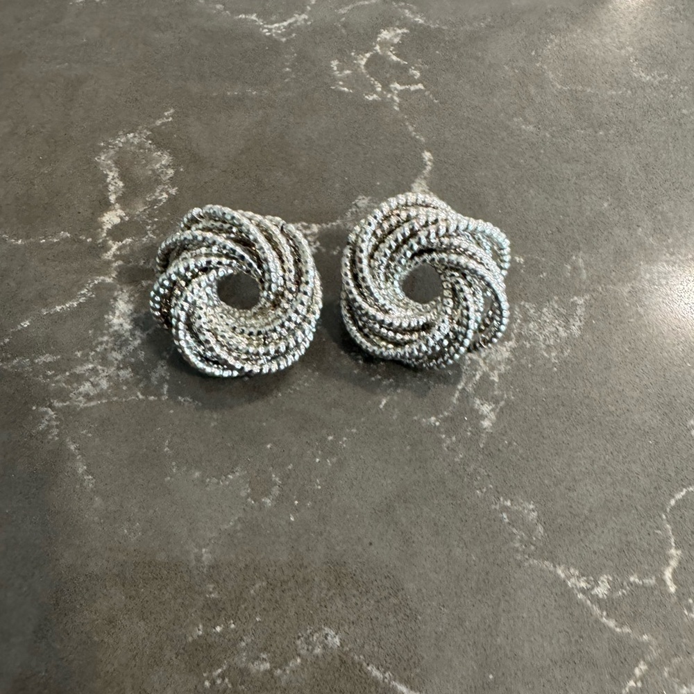 3/$25 🤗 Elegant twist knot Silver Swirl Earrings